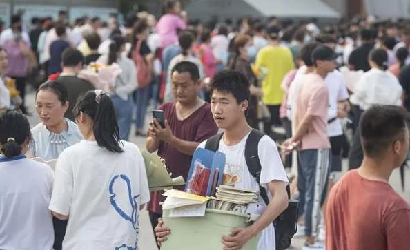 儿子高考229分，父亲当场气晕，儿子哈哈大笑：清华北大抢着要我