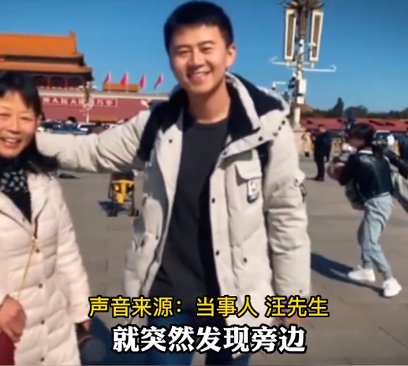 父母伴我们长大 我们陪他们变老 小伙带患癌症妈妈合影 被这个意外同框感动到了