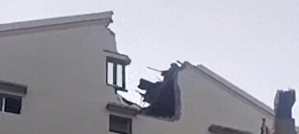 浙江一居民楼被雷击中 无人员伤亡