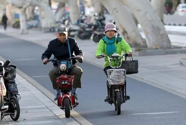 老年人駕照新規(guī)來(lái)襲 60歲以上可駕5種電動(dòng)車 放寬年齡限制帶來(lái)更多便利