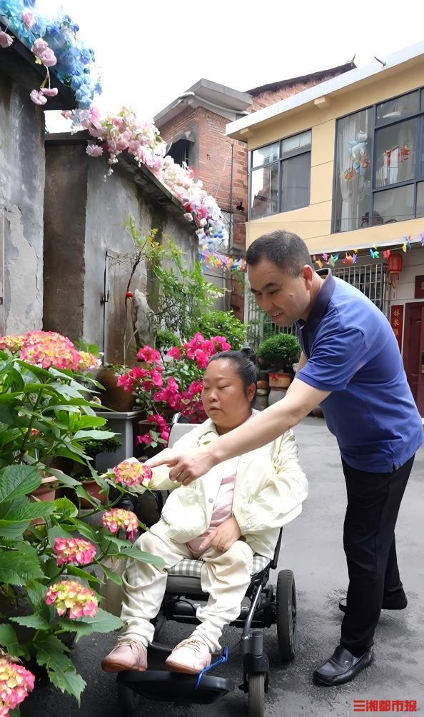 丈夫为轮椅上的爱妻种满院似锦 18年相守见证爱