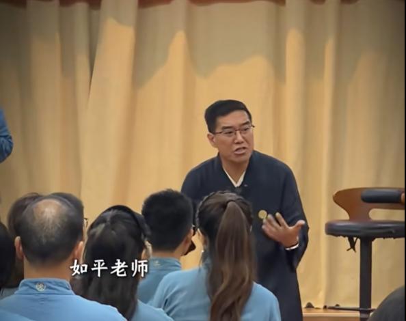 传销头目出狱后办书院 家长被洗脑
