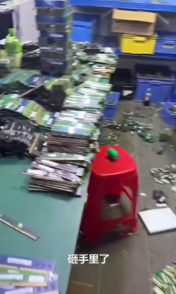 这画面绝望！黄牛高价囤了一屋子内存条：完蛋了 砸手里了