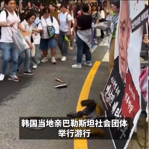 韩国民众脱鞋砸向内塔尼亚胡画像 抗议活动聚焦加沙地带