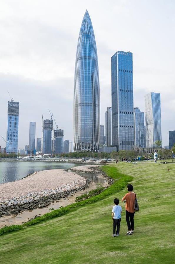 断崖式卖房的深圳人:一边降价130万"割肉"一边买新房"抄底"