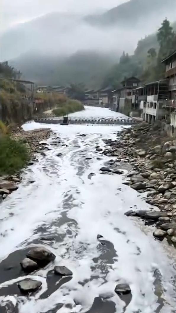 景區(qū)回應(yīng)龍脊梯田河面現(xiàn)白色泡沫 企業(yè)廢水外溢所致