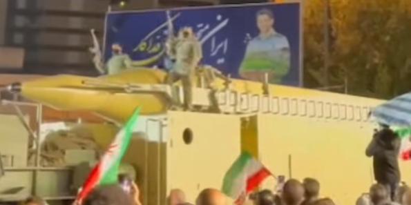伊朗在德黑兰展示多种作战用导弹 彰显军事实力