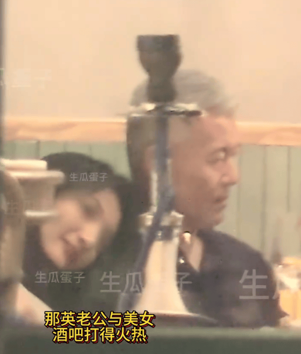 那英老公被曝带美女回家 两人十指紧扣亲密依偎
