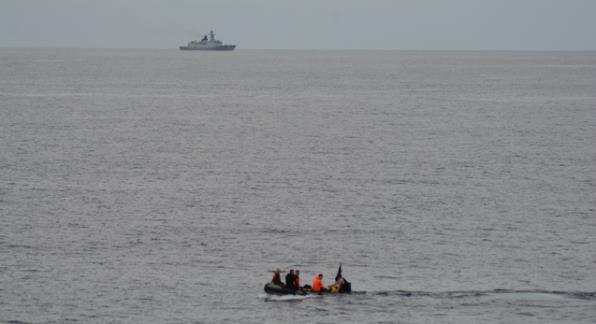 中国海军054A护卫舰正在南海跟踪监视法国军舰