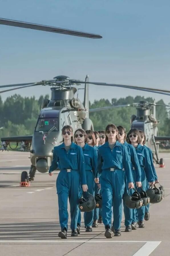 陆军首批直-20女飞行员公开亮相，来自南部战区某空突旅