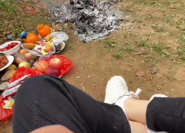 女子带玩具看望已故儿子