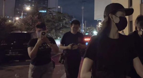 王鷗現(xiàn)身何九華演出現(xiàn)場(chǎng) 戀情成謎 低調(diào)撒狗糧