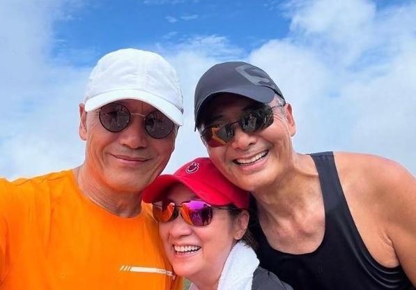 70岁周润发参加香港马拉松 回归十公里赛道