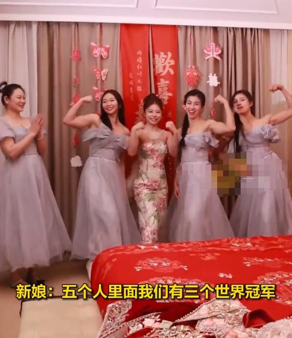 女教師結(jié)婚現(xiàn)場秀肌肉 力量與美感并存