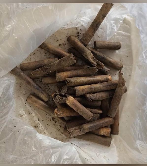 男子挖出31枚雷管上交警方 意外发现父亲遗物