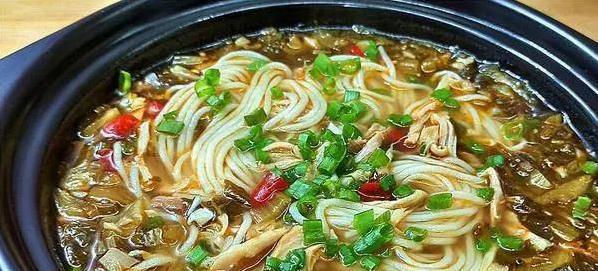 酸汤米粉超简单做法，10分钟出锅，酸辣开胃早餐全家抢着吃