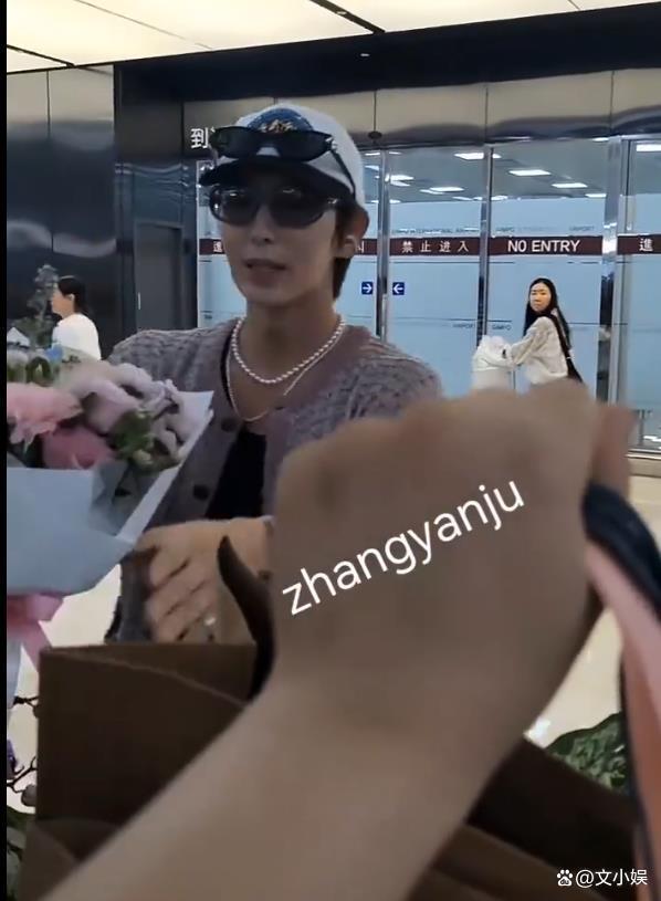 韩星李准基大变样 沧桑到认不出 机场照引发热议