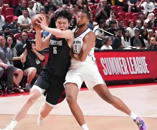 杨翰森再战勇士9 6！篮板新高 晃飞霍福德，约基奇式打法初现！进步神速引发热议