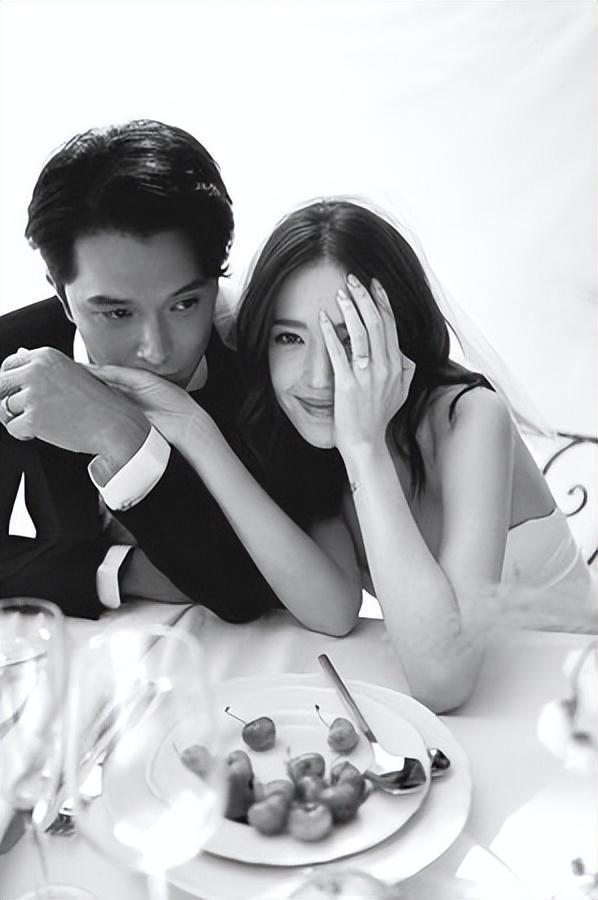 许玮甯邱泽婚纱照 月底婚宴喜迎宾客