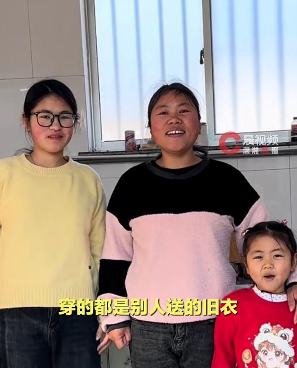 母亲带女儿买鞋 犹豫半小时咬牙买下