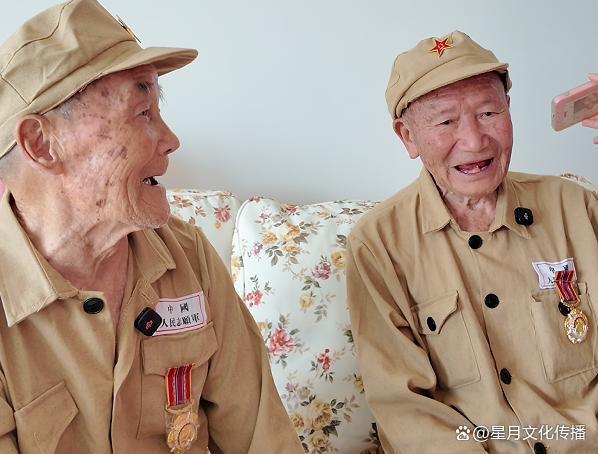 两位老兵相隔13年再度重聚 跨越69年的战友情深