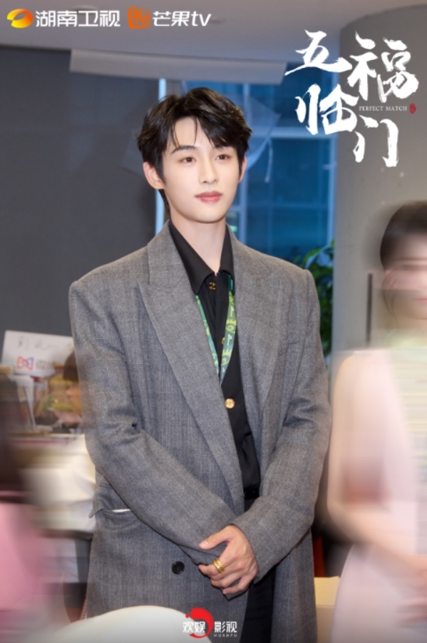 《五福临门》见面会欢乐互动糖点不断 主演扫楼送福超热闹