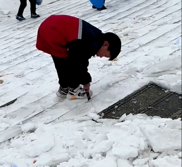 公园里小男孩默默清理台阶上积雪 网友：孩子有大爱，是个干大事的人