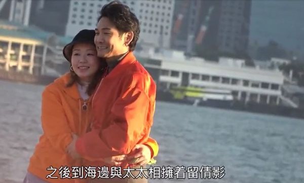 德伟携老婆孩子出游 揽小24岁娇妻拍照一脸甜蜜