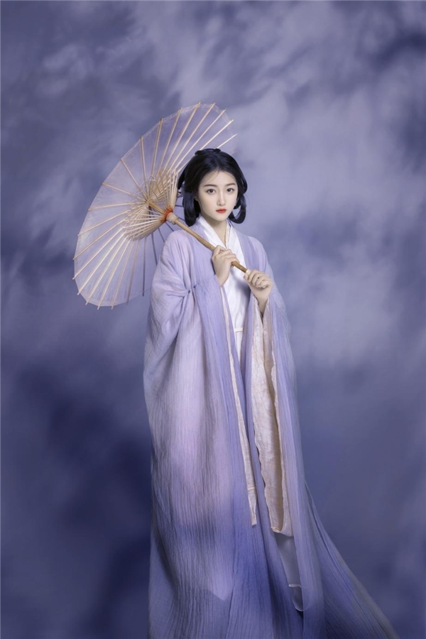 关晓彤再现撑伞古装造型 婉约倩影中传承传统文化