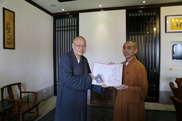 长沙麓山寺方丈永兴大和尚在麓山寺会议室会见了向愿大和尚一
