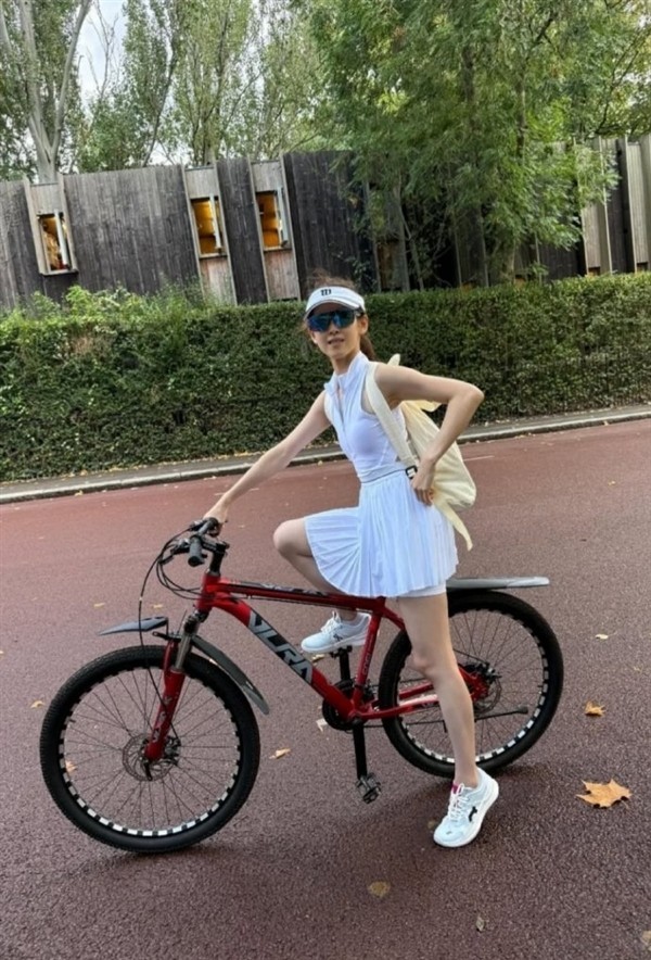 章澤天曬網球新照：堅持運動的第40天 活力滿滿