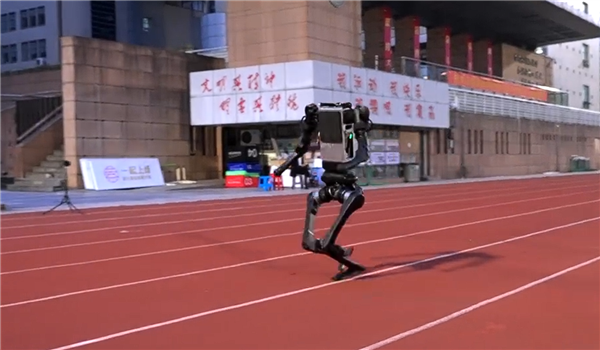 宇树机器人狂飙10m/s 逼近博尔特 摄像小哥都追不上