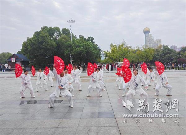 千名拳友江滩共舞太极 武汉“敬老康乐”活动展现银发风采