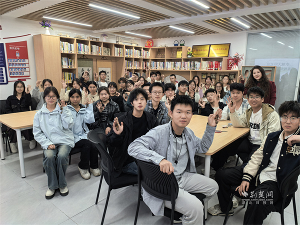 中医药课堂进社区 种子钥匙扣传健康