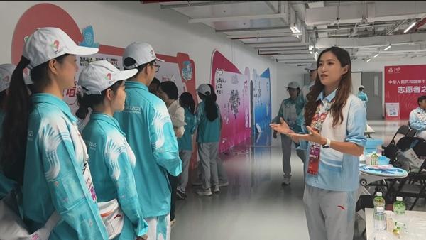 “亚运微笑姐”吴怡:748名志愿者的“幕后指挥官”