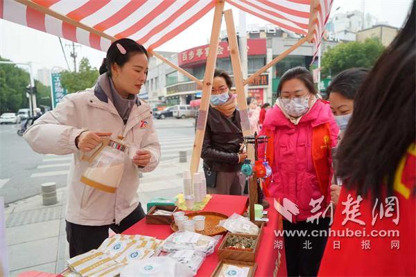 健康咨询、抗衰指南、心理“钥匙” 武汉儿童医院送志愿服务“暖心包”进社区