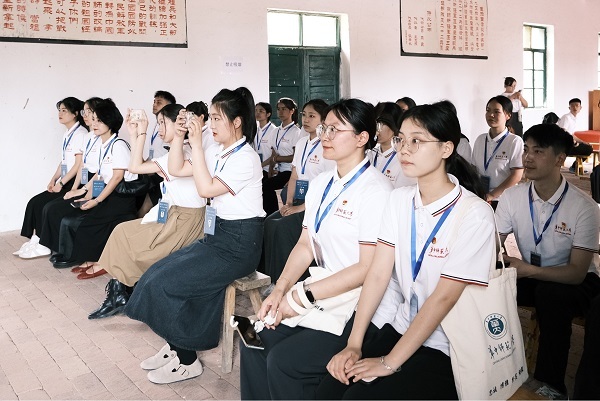 华中师大师生在新疆生产建设兵团第八师石河子市重温军垦岁月