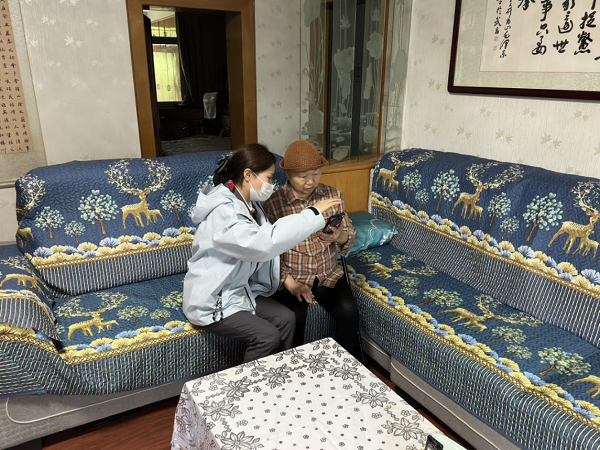 暖心服务送上门 金融关爱暖人心 广发银行武珞支行上门为行动不便老人办理金融业务