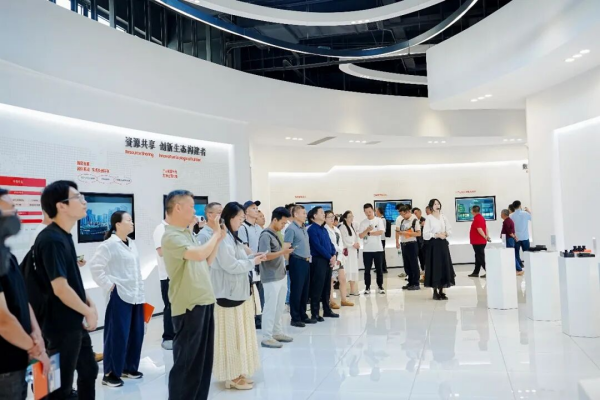 成绵产业资源对接大会走进中电光谷绵阳科技园