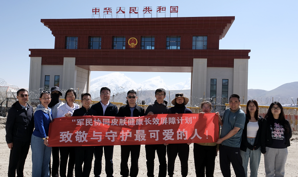 中塔国门合影（截屏修）.png