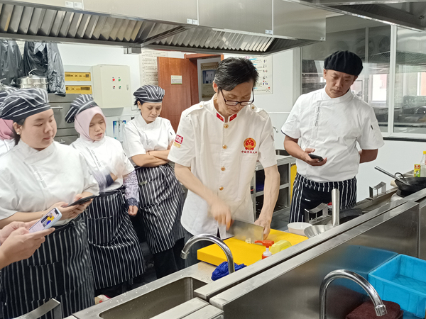 李顺正在教学生们食品雕刻技艺。受访者供图
