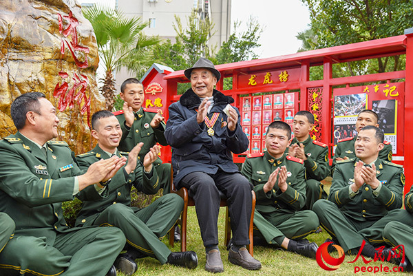 抗美援朝志愿军老兵进军营，两代军人话初心