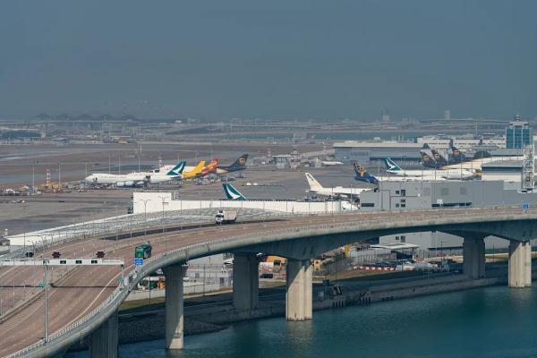 香港向内地旅客赠送机票，获取方式为免费抽奖赢得83000张机票以及机票“买一送一”