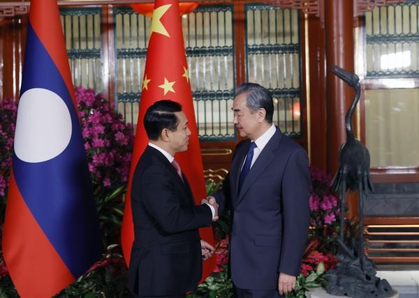 王毅会见老挝副总理兼外长沙伦赛：加快建设好中老经济走廊