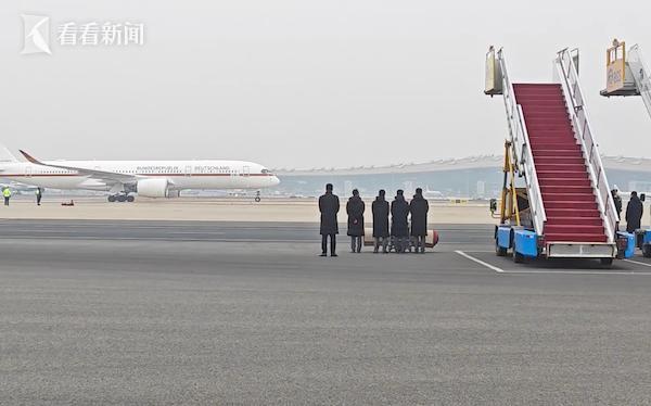 带着诚意!德国总理默茨已抵京 小跑两步出客舱