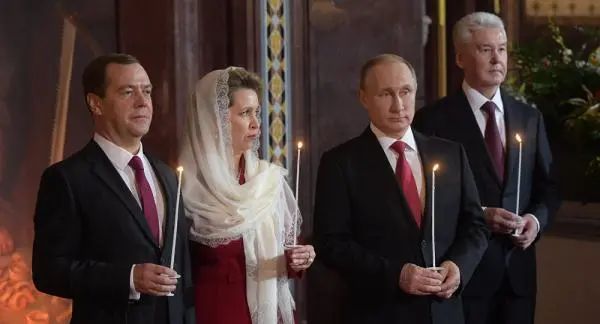 ·2016年5月，普京（右二）祝贺东正教徒和全体俄罗斯公民复活节快乐。