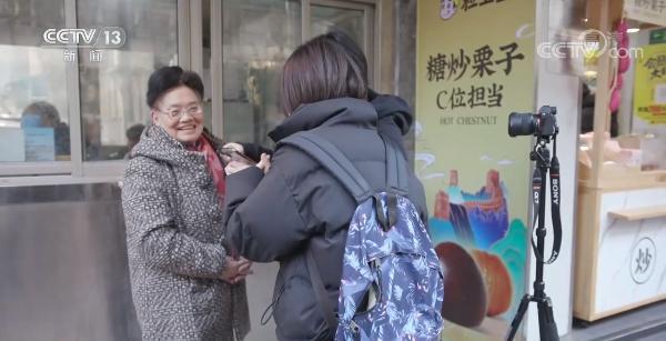 上海最后一家公共电话亭 老人守候了27年