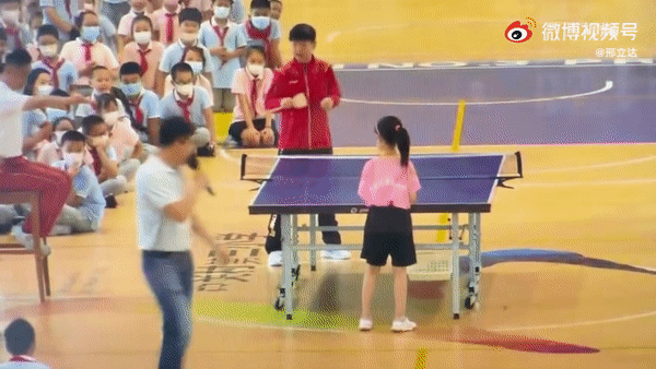 孙颖莎拿锅铲与小学生对打 网友：国乒老传统了