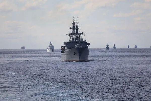 中俄海军首次海上联合巡航结束 有效提升行动能力