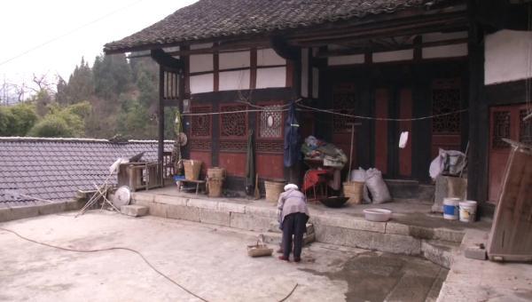 贵州一户村民在老屋挖到神秘坛子！里面竟装了100年前的鸦片！
